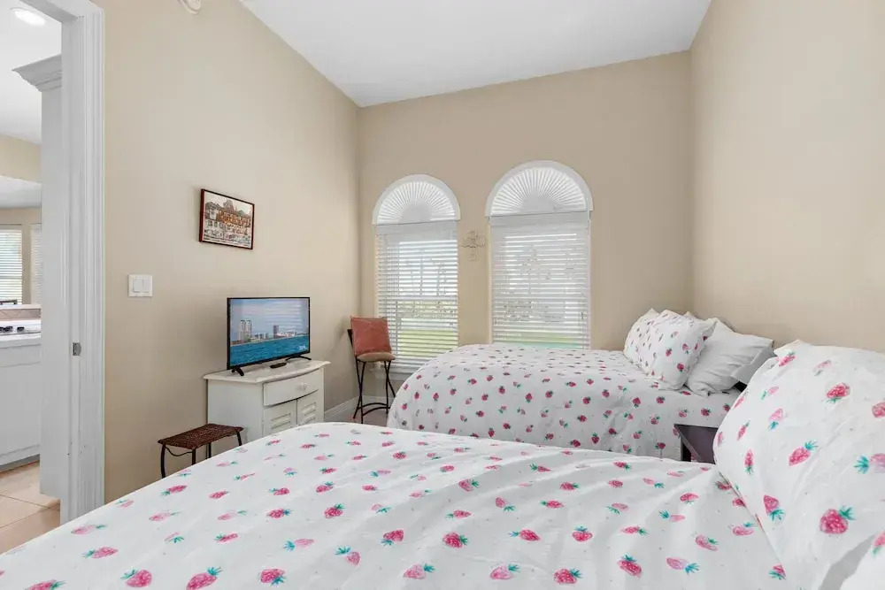 Kar - Private House Just Steps From Beach Access 4 Bedroom Home by RedAwning