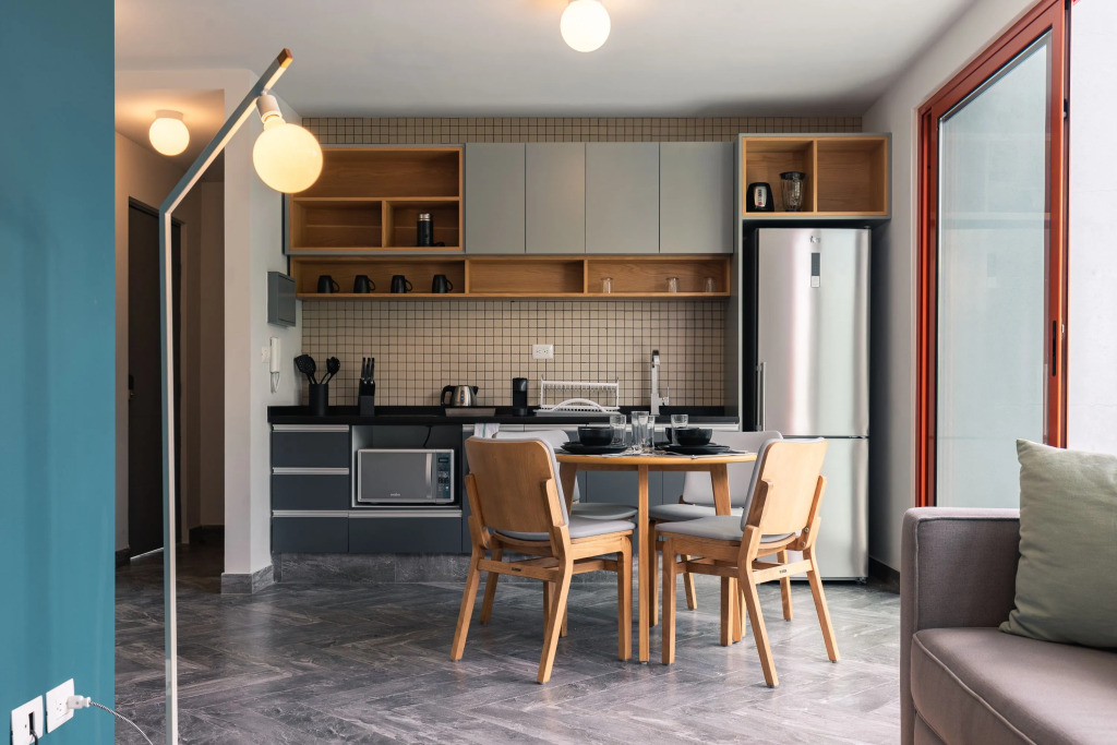 Casai 1BR Top Floor in an Art Deco Building!