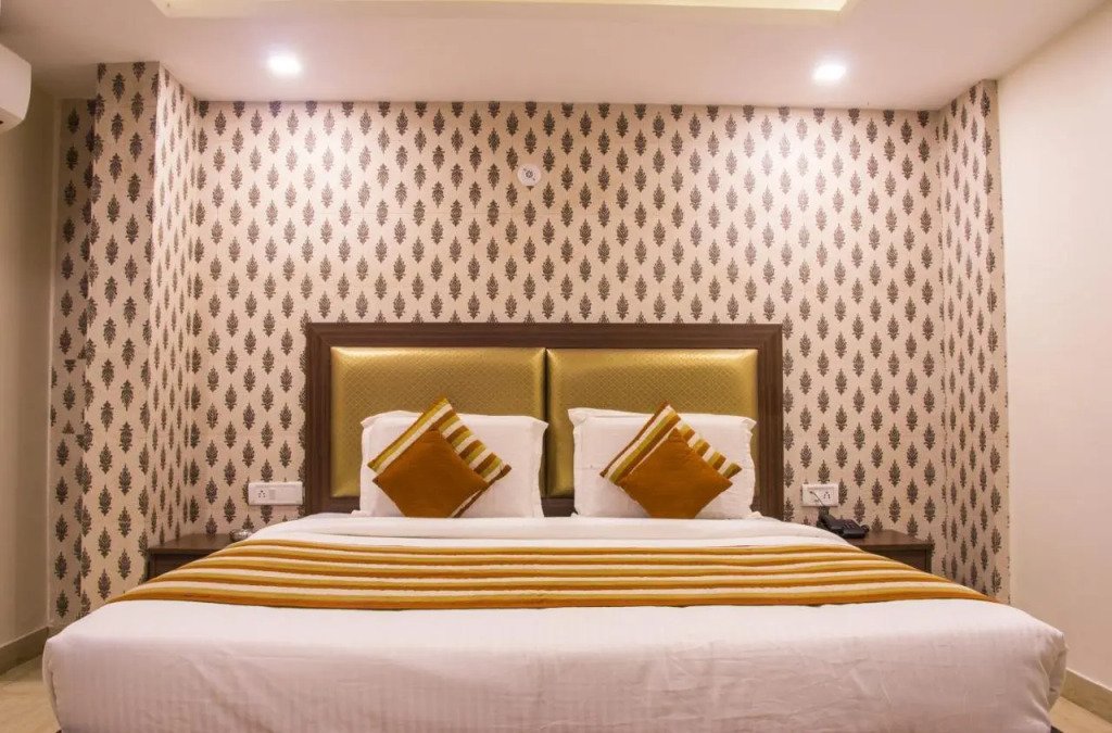 Hotel Pawan Plaza - Near BLK and Ganga Ram Hospital - Karol Bagh