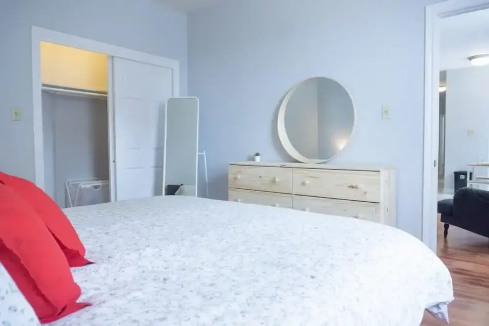 2BR Condo in Heart of Uptown Coffee Wifi