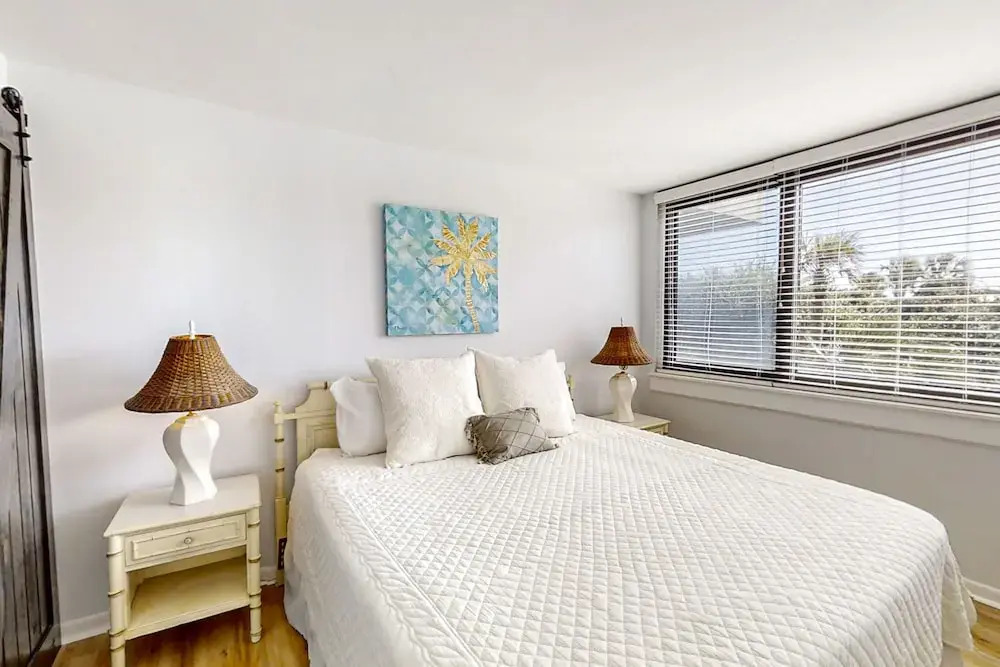 Spacious Condo With Beach Access, Balcony, AC & Outdoor Pool
