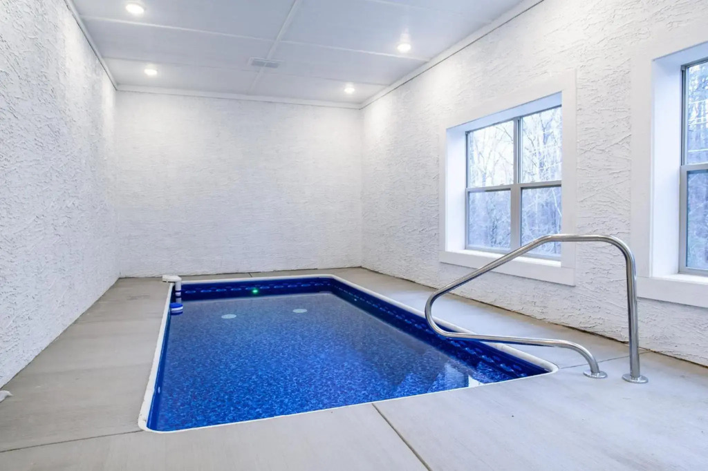 Swimming Bears Lodge 2 with Pool, Hot Tub and Theater