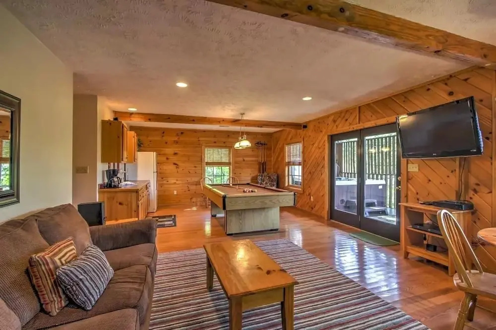 ER104 - R Tribes Treehouse - Great location - Close to town! cabin