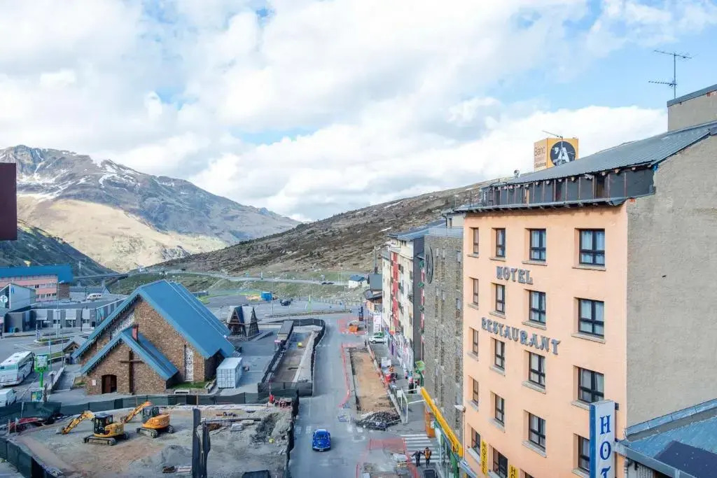 Apartment with 2 bedrooms in Pas de la Casa with wonderful mountain view balcony and WiFi 200 m from the slopes
