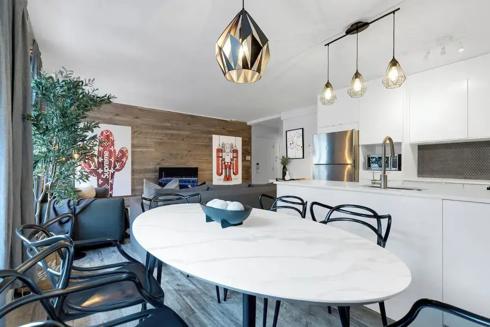 LiV MTL Urban Spacious Group Suites Near Downtown Montreal