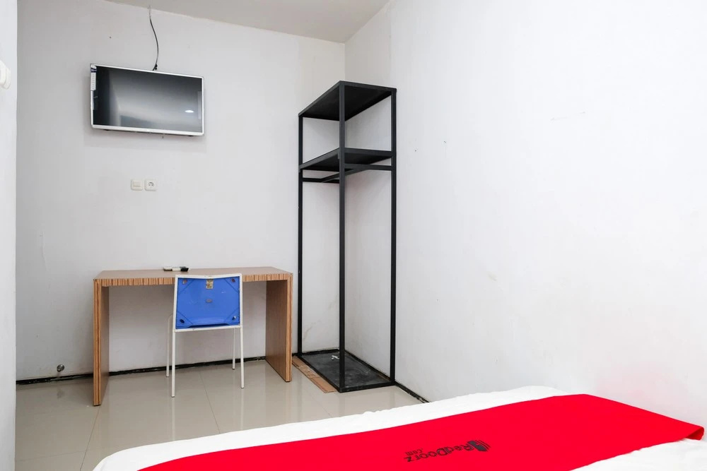 RedDoorz Padang Pasir near Petra University Surabaya