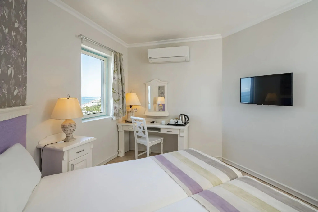Iz Flower Side Beach Hotel