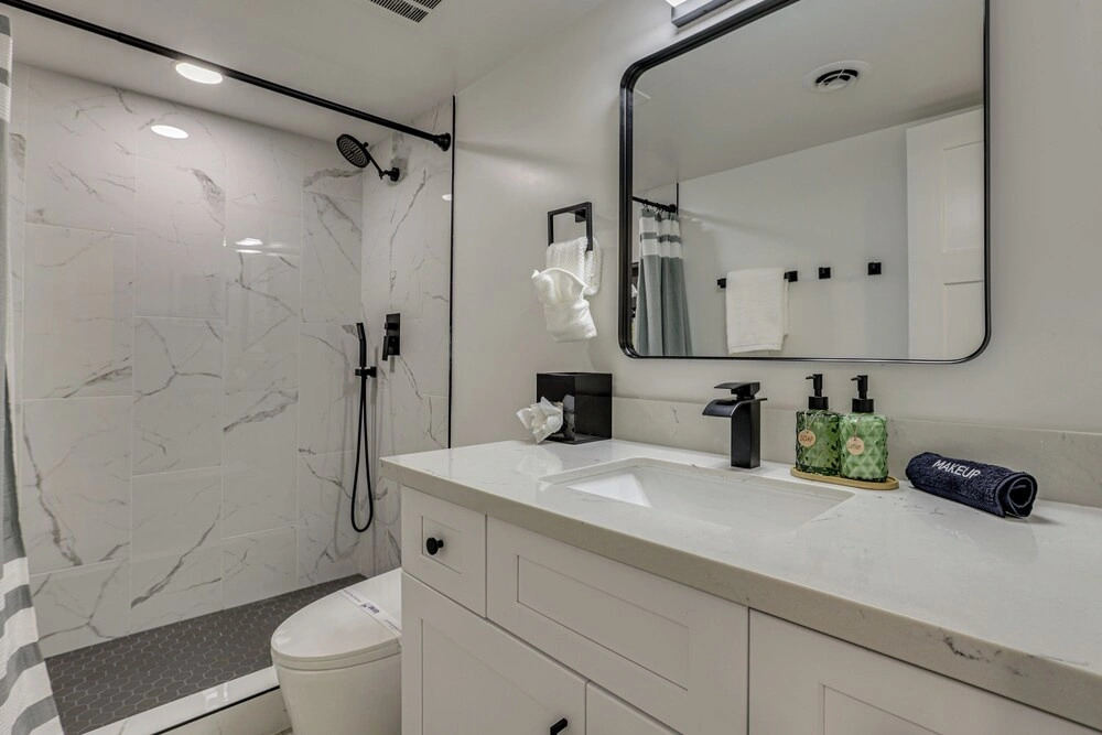 Renovated, Walkable! Old Town Condo w/ Pool Access