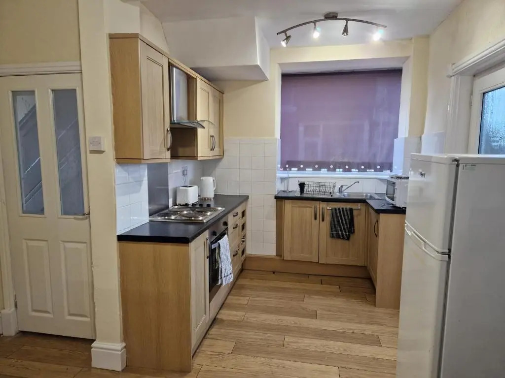 Lovely, Large 3 - Bedroom House in Preston