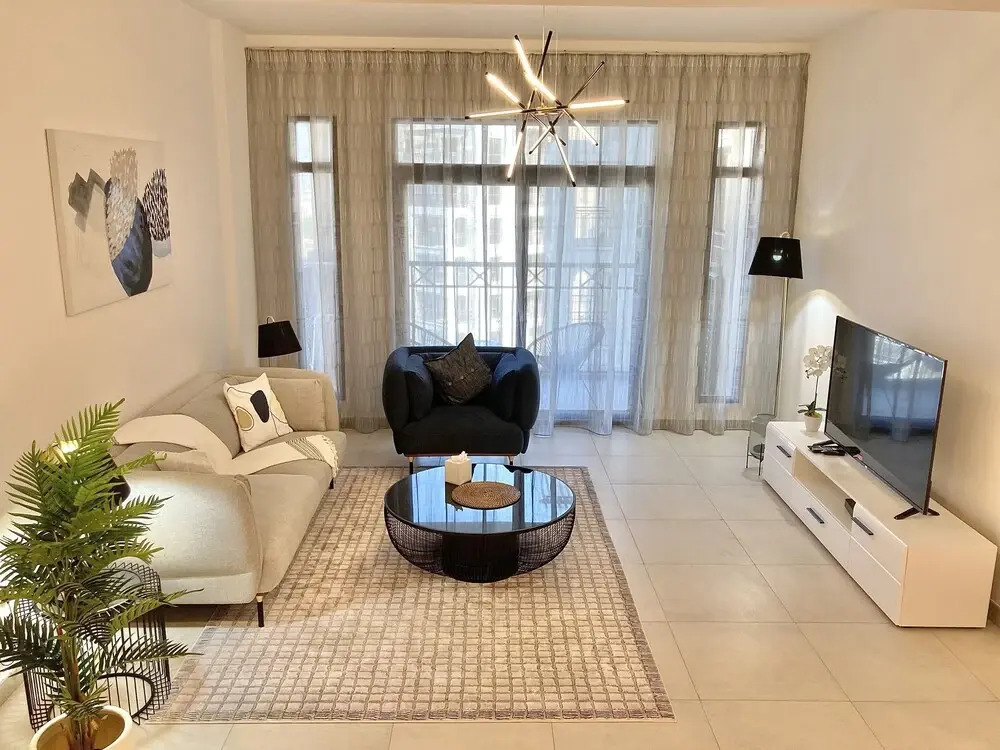 SuperHost - Lavish Condo with Burj View, Steps From Sea