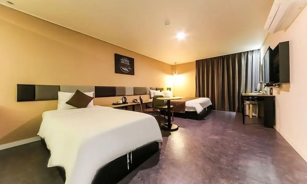 Hotel 385