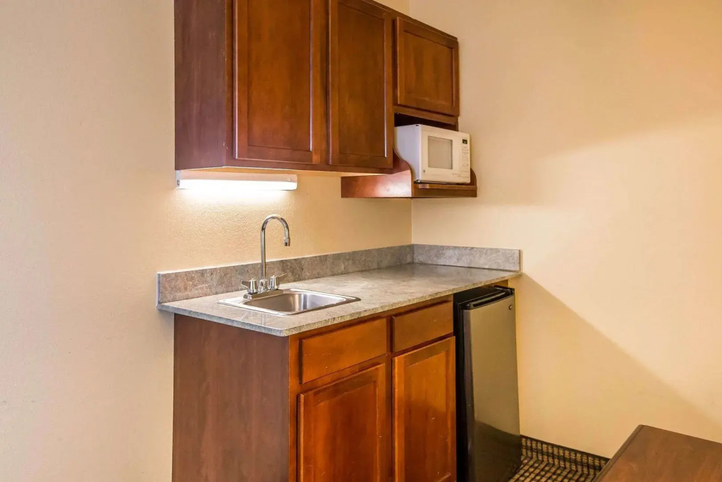Econo Lodge Inn & Suites Monroe