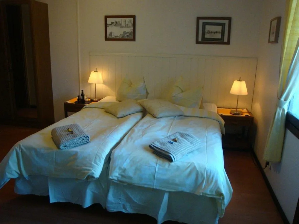 Cronins Guesthouse Bed & Breakfast