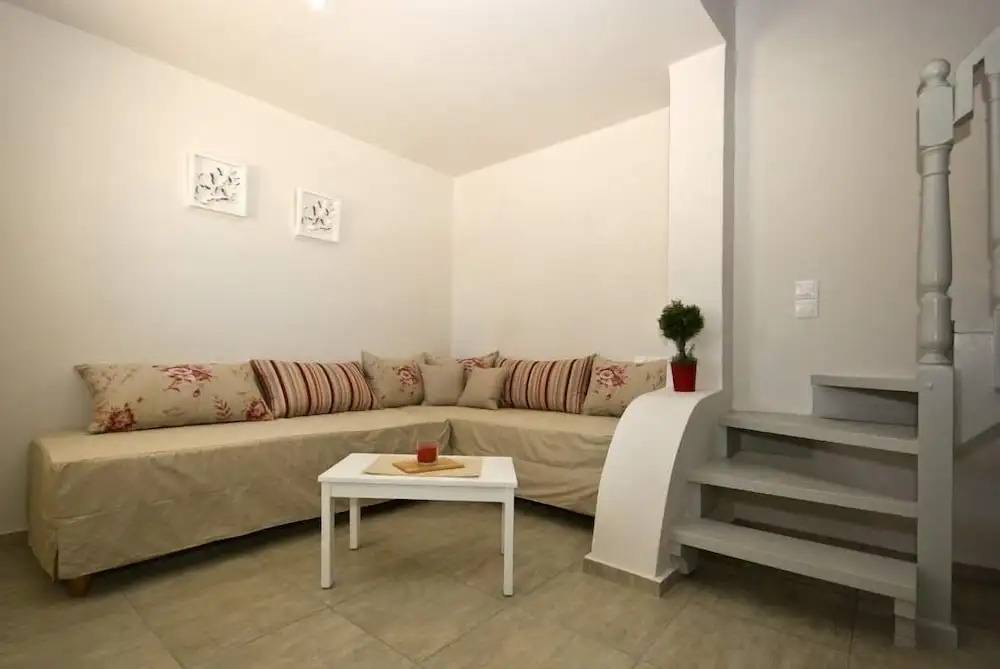 Alafouzos Studios & Apartments