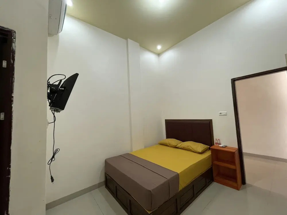 OYO 93414 Wisma Ratu Syariah Near SMP Negeri 2 Watang Pulu