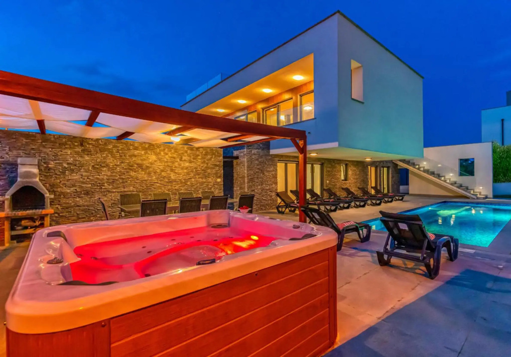 Leon's Holiday Homes Villa 3