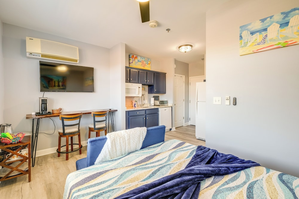 Surfboard-themed Huddleston Studio w/ Beach Access