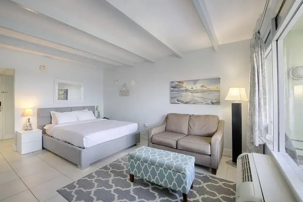 209 Little Harbor Inn