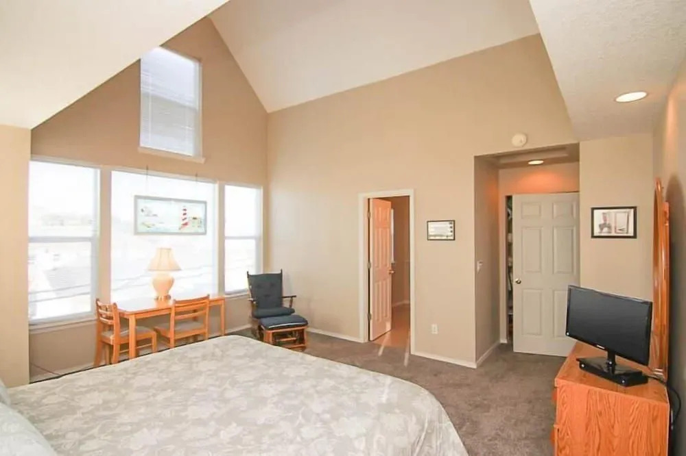 Cozy Gathering Space and Sparkling Amenities - Charming Seaside Haven