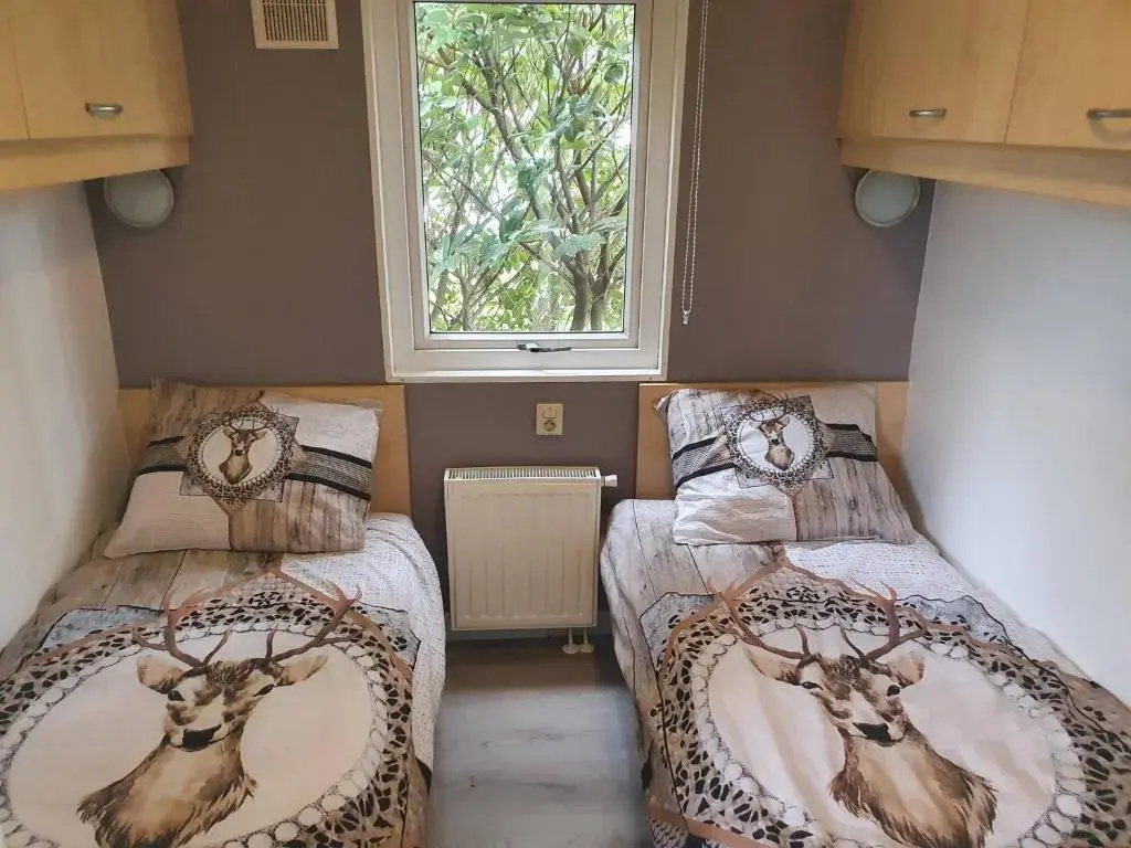 Relax huisje is een luxe huisje met een vaatwasser en zeer snel WIFI 5G en is voorzien van een nieuwe badkamer en keuken met een omheinde tuin met een eigen parkeerplaats