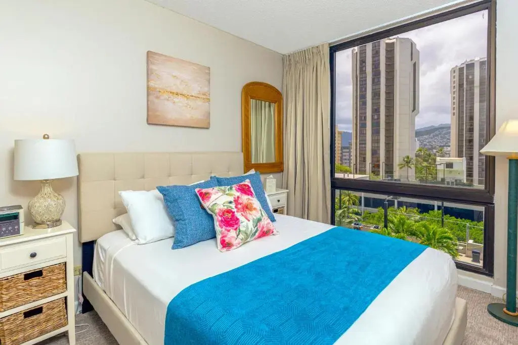 2 Bedroom on the 9th Floor with Diamond Head Views | 1 Block To Beach | Free Parking & Wifi