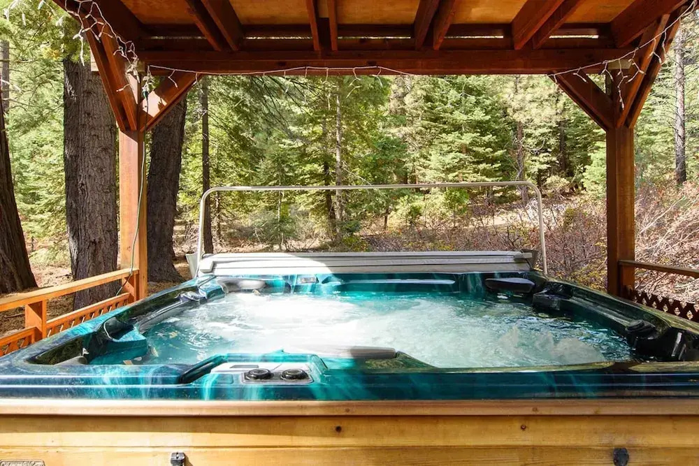 1545 West Lake Getaway - HOT Tub, Walk to Lake & Sunnyside