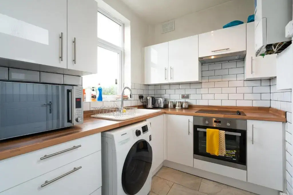 Spacious 4BR, Parking, Near Centre, Accommodates 7