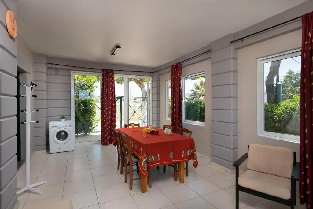 Petrakis Afrathias garden house
