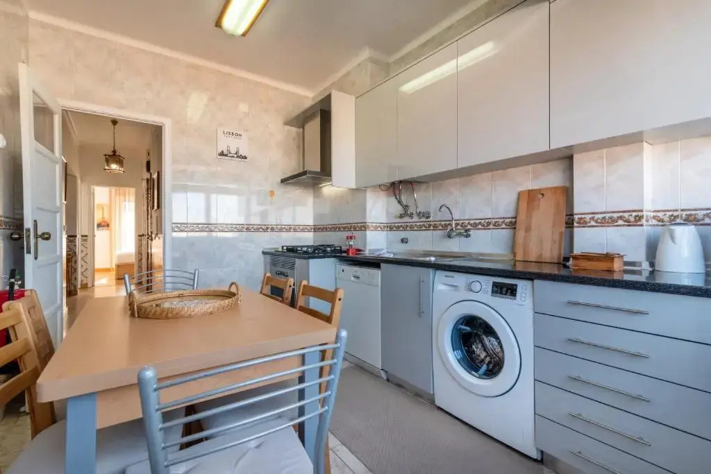 Bright Flat for 6 in Central Graça by GuestReady
