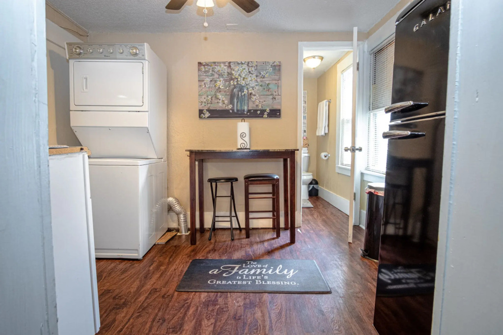 Cozy  Guesthouse Near Downtown