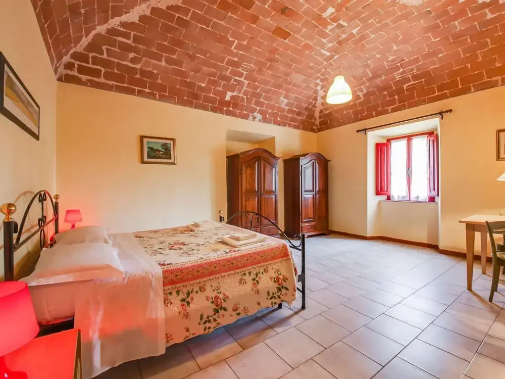 Farmhouse in Montescudaio with Shared Pool near Sea & Park