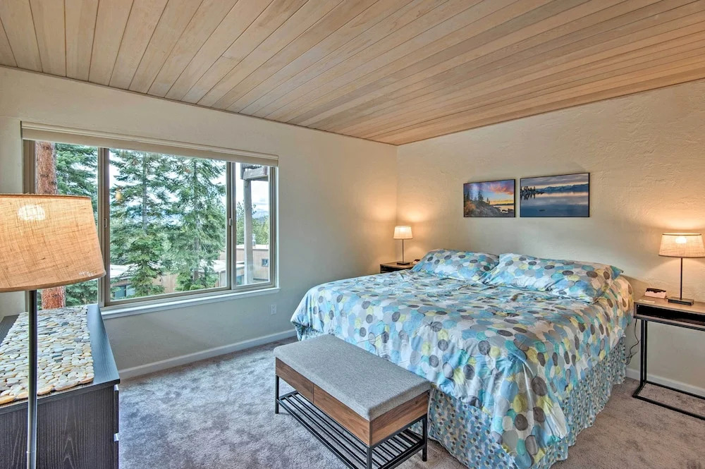 2 Mi to Heavenly Mountain: Tahoe Retreat w/ Views
