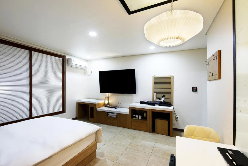 White Tourist Hotel