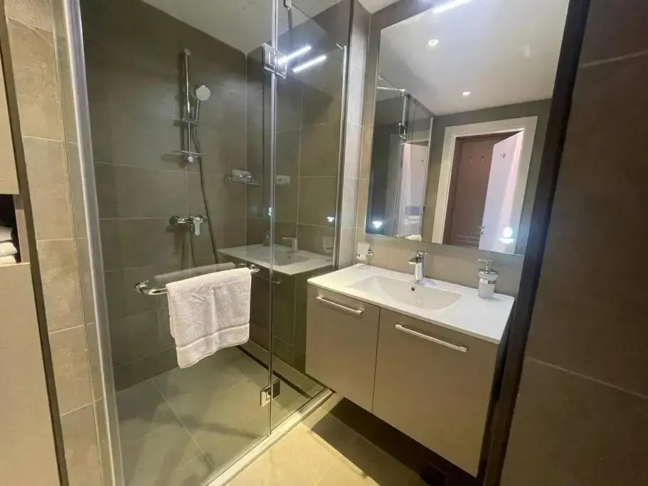 Leo Group Luxury Apartment 18-32 Alliance Palace