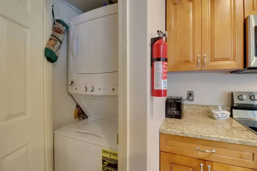 Game Room & Bbq: Waterfront Lake Harmony Condo!