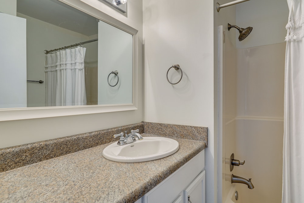 Steps to Beach! Emerald Isle Condo w/ Ocean View