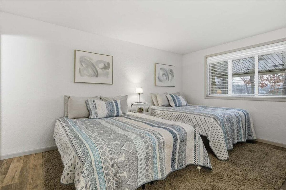 Prime Osage Beach Home, Pet-friendly w/ Garage Near Margaritaville, Dining & Golf