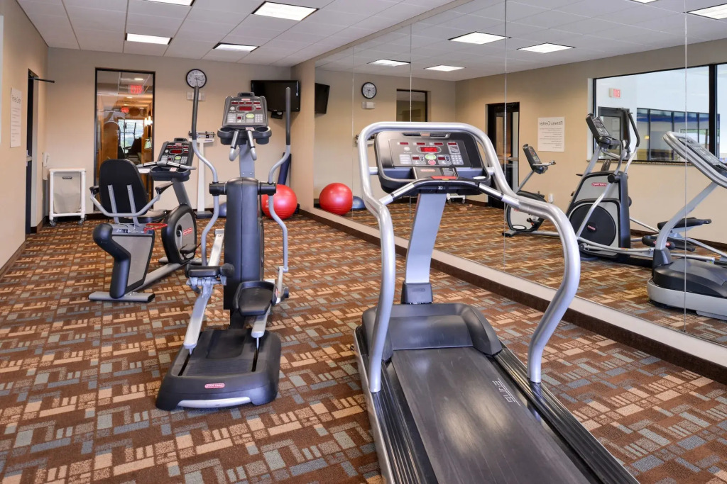 Holiday Inn Express & Suites Fairmont by IHG