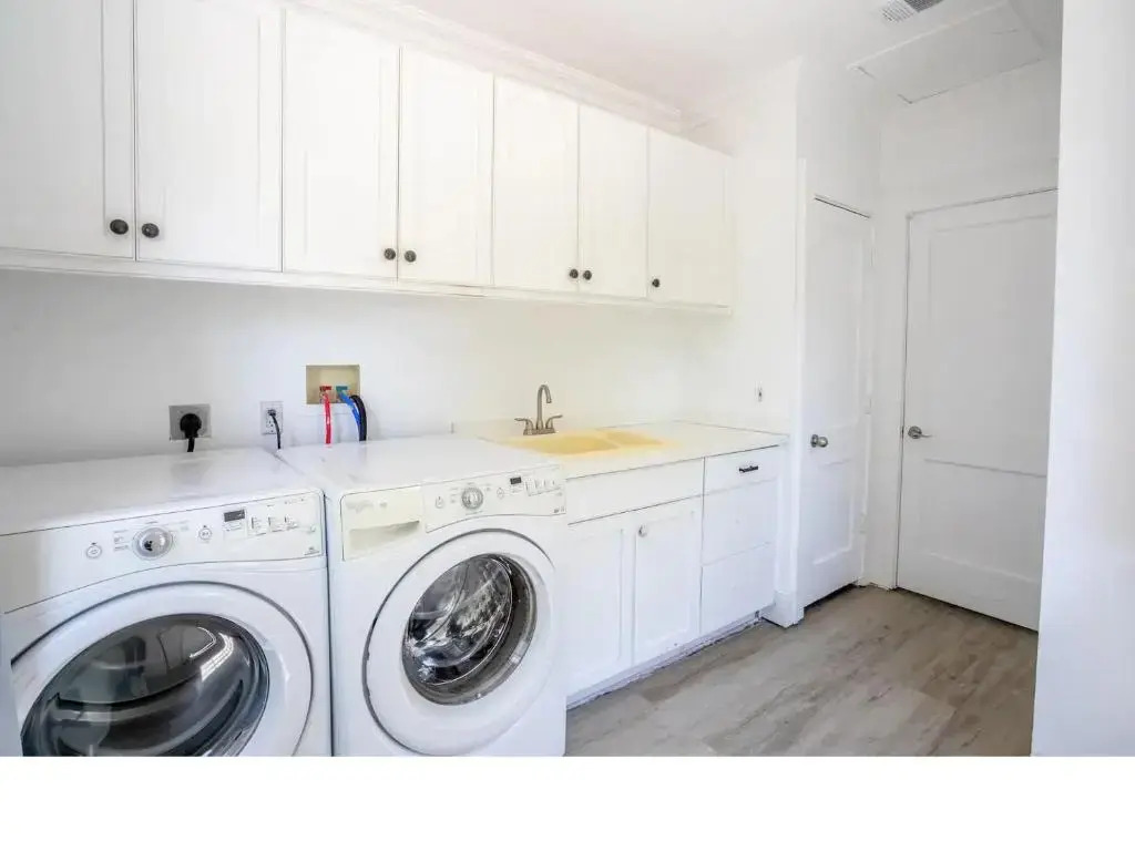 Home blocks from beach on siesta drive with pool Internal name: 617