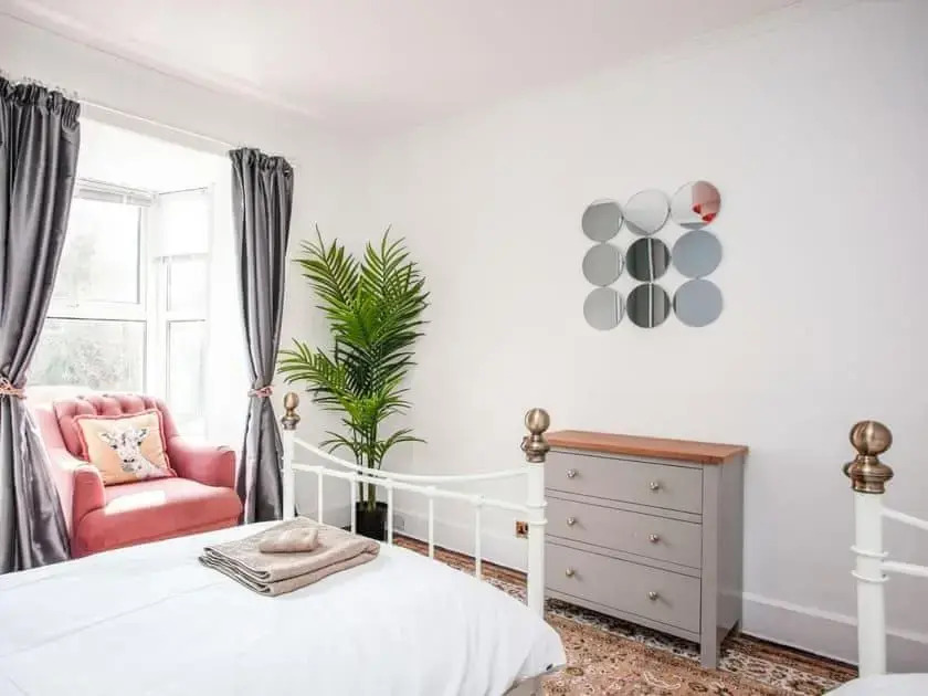Large House, sleeps 10 with incredible sea views