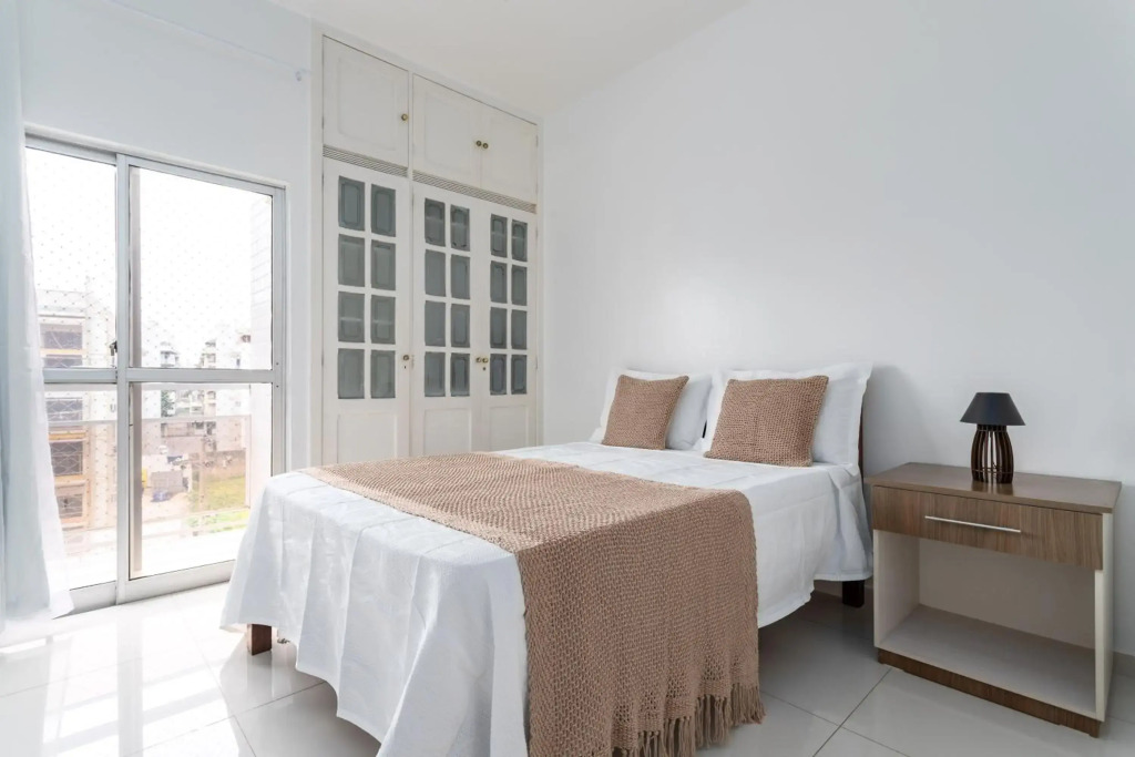 Apartamento a 200m da PRAIA DO FORTE com VISTA, GARAGEM, VARANDAS e Wi-Fi 250 MEGAS