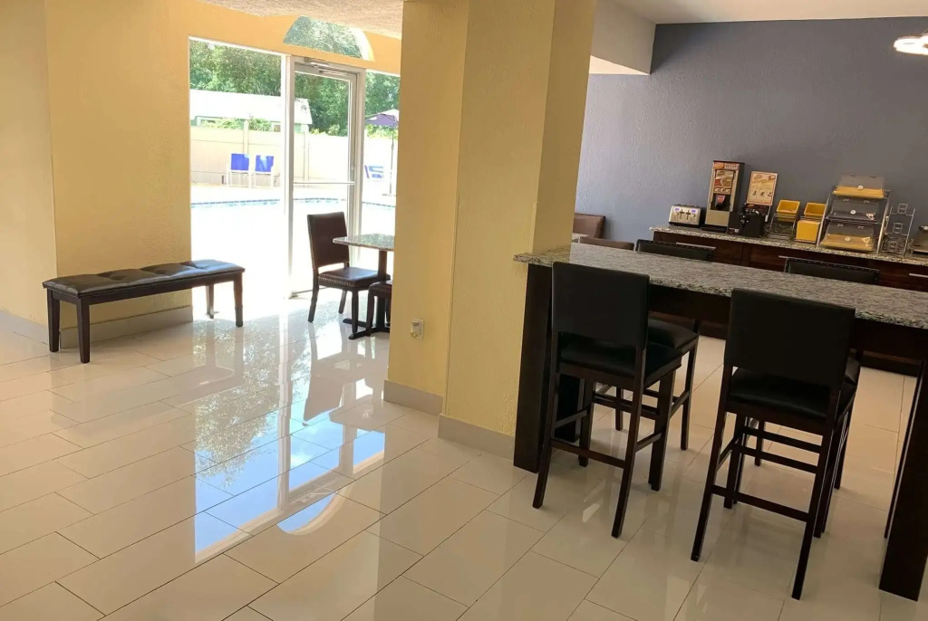 Days Inn & Suites by Wyndham Tampa/Raymond James Stadium