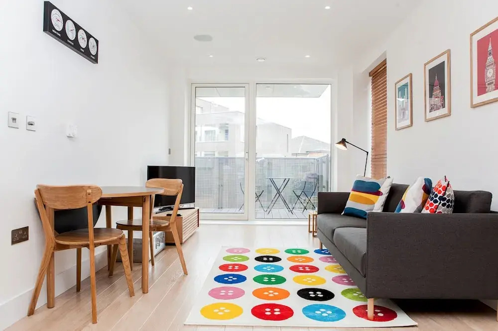 Colourful Modern Brixton 2 Bed with Balcony