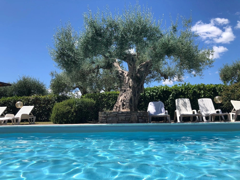 Tranquil Location With Views of Lake Trasimeno!