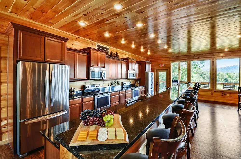 Luxury 14br Haven Views Games Hot Tubs More