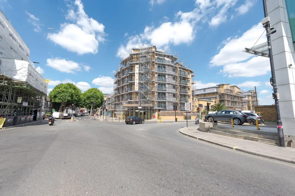 Spacious Fulham Apartment Close to the River by Underthedoormat