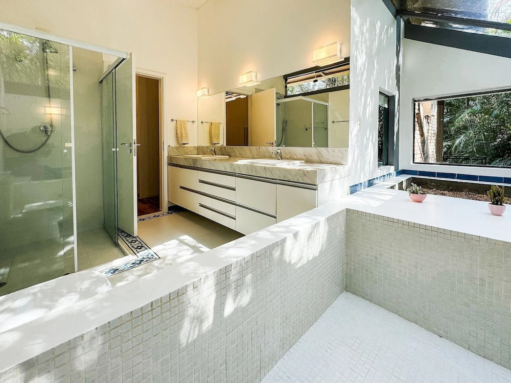 Casa térrea com piscina e cozinha de cinema | Granja Viana