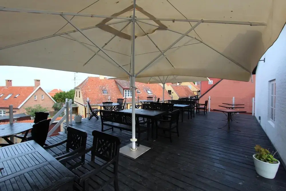 Therns Hotel