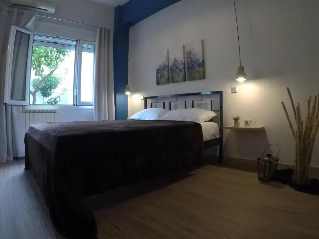 73sq Apt near Athens and Piraeus port with backyard