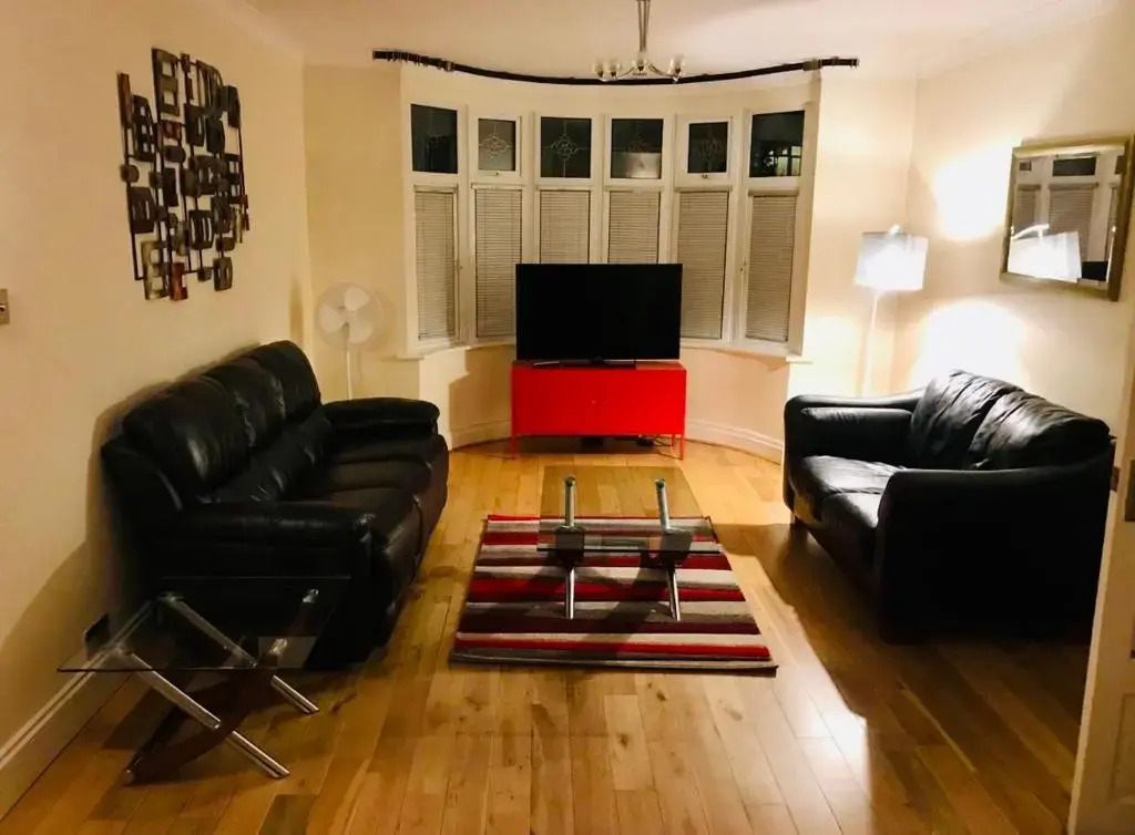 3-bed Semi-detached House, Wifi, Parking, Outdoor Space